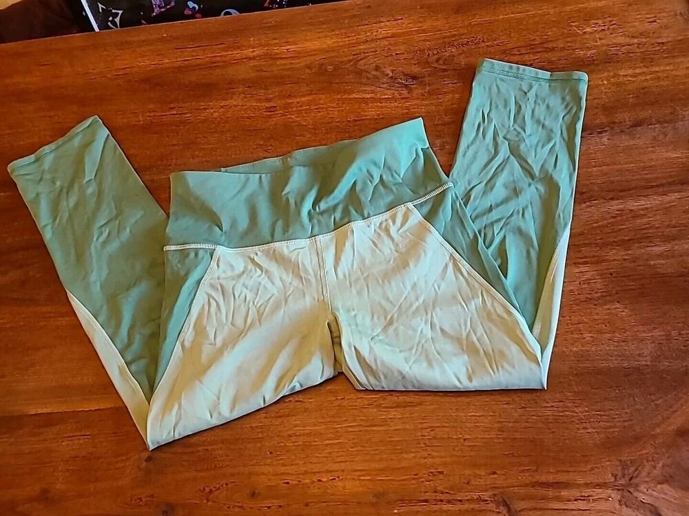 Womens Under Armour Capris Size M Green Workout Fitness
